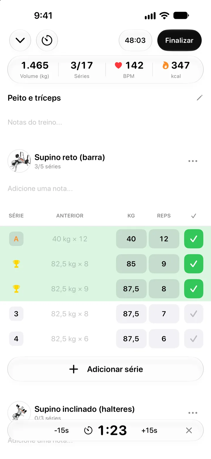 Treino em andamento no modo claro com o timer de descanso em contagem regressiva na parte inferior
