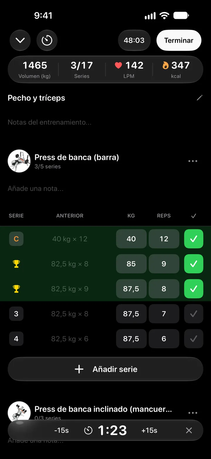Entrenamiento en curso con los pesos y repeticiones anteriores junto a cada serie, series completadas y un récord personal marcado